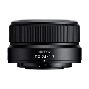 Nikon_Nikkor_Z_DX_24mm_f_1_7_002 Lähikuva mustasta Nikon Nikkor Z DX 24mm f/1.7 -objektiivista, jonka sivulla on valkoinen malliteksti, valkoista taustaa vasten.