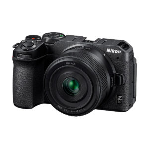 Nikon_Nikkor_Z_DX_24mm_f_1_7_004 Musta Nikon Z30 -peilitön kamera, jossa on NIKKOR Z DX 24mm f/1.7 -objektiivi, näkyy edestä, ja siinä korostuvat ylä- ja sivupainikkeet ja valitsimet.