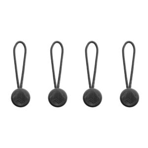 Four Peak Design Anchor Connector 4-Pack Black on esitetty pystysuorassa valkoisella pohjalla. Jokaisessa liittimessä on silmukoitu johto, joka on kiinnitetty pyöreään mustaan pohjaan, johon on kaiverrettu logo.