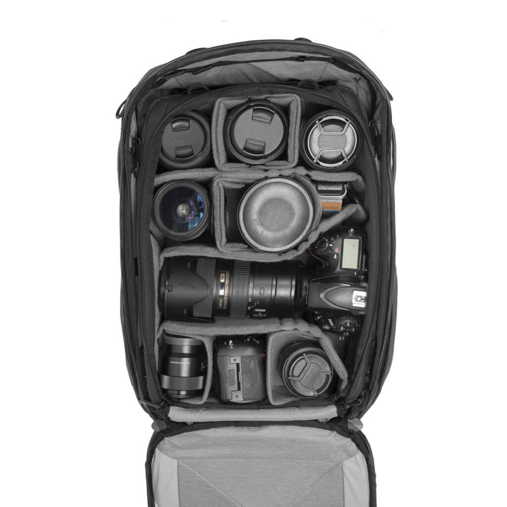 Peak-Design-Camera-Cube-Large3 Peak Design Camera Cube Large -kamerakuutiossa on pehmustetut lokerot, joihin mahtuu turvallisesti DSLR-kamera, useita kameran objektiiveja, linssinsuojuksia ja valokuvaustarvikkeita - kaikki siististi järjestettynä sisällä.
