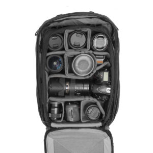 Peak-Design-Camera-Cube-Large3 Peak Design Camera Cube Large -kamerakuutiossa on pehmustetut lokerot, joihin mahtuu turvallisesti DSLR-kamera, useita kameran objektiiveja, linssinsuojuksia ja valokuvaustarvikkeita - kaikki siististi järjestettynä sisällä.