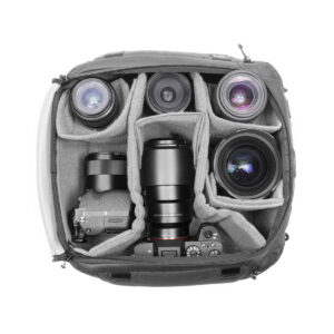 Peak-Design-Camera-Cube-medium3 Peak Design Camera Cube Medium -kamerakuutiossa on pehmustetut lokerot, jotka järjestävät siististi kameran rungon, johon on kiinnitetty objektiivi, sekä neljä ylimääräistä objektiivia, jotka ovat kaikki nähtävissä ylhäältä päin.
