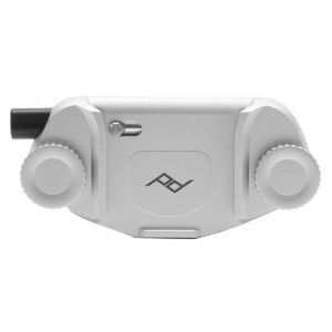 Peak-Design-Capture-clip-only-silver-1 Peak Design Capture (vain klipsi) - Hopea on hopeanvärinen metallinen kameraklipsi, jossa on kaksi kuvioitua säätöpyörää, painike ja Peak Designin logo edessä.