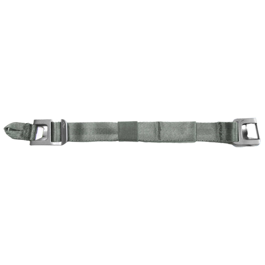 Peak-Design-Everyday-BP-Sternum-Strap-sage-1 Peak Design Spareparts Everyday Backpackin rintarangan hihnassa on säädettävä nailonhihna, jossa on metalliset soljet molemmissa päissä.