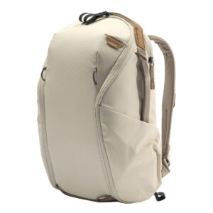 Peak-Design-Everyday-Backpack-Zip-15L-bone-1 Peak Design Everyday Backpack Zip 15L -kamerareppu, väri Bone, sisältää virtaviivaisen beigen muotoilun, useita ulkotaskuja, yläkahvan, pehmustetut olkahihnat ja ruskeat nahkakoristeet.