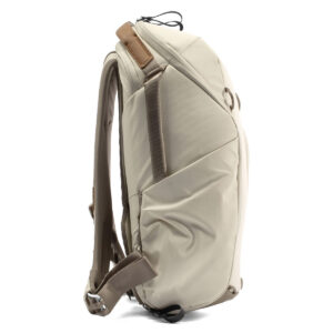 Peak-Design-Everyday-Backpack-Zip-15L-bone-3 Sivunäkymä Peak Design Everyday Backpack Zip 15L -kamerareppu Bone, jossa on pehmustetut olkahihnat, yläkahva, sivutasku ja kestävästä kankaasta valmistettu tyylikäs ja moderni muotoilu.