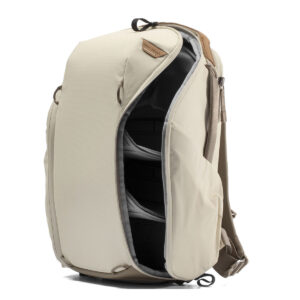 Peak-Design-Everyday-Backpack-Zip-15L-bone-4 Peak Design Everyday Backpack Zip 15L -kamerareppu, Bone, on beige reppu, jossa on yläkahva ja pehmustetut olkahihnat. Siinä on sivuvetoketjullinen aukko kahteen pehmustettuun lokeroon järjestettyä säilytystä ja helppoa käyttöä varten.