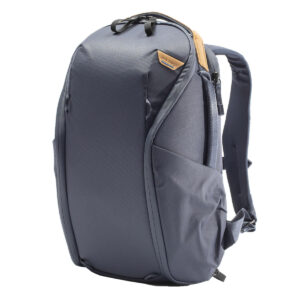 Peak-Design-Everyday-Backpack-Zip-15L-midnight-1 Peak Design Everyday Backpack Zip 15L Midnight on moderni, tummanharmaa reppu, jossa on tyylikäs muotoilu, pehmustetut olkahihnat, sivutaskut ja ruskehtava aksentti lähellä yläreunaa. Se seisoo pystyssä valkoista taustaa vasten.