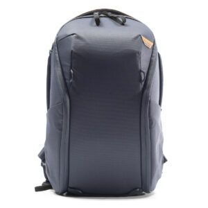 Peak-Design-Everyday-Backpack-Zip-15L-midnight-2 Peak Design Everyday Backpack Zip 15L - Midnight on tyylikäs, tummanharmaa reppu, jossa on sileä etuosa, vetoketjullinen yläsuljenta, sivutaskut, pehmustetut olkahihnat ja pieni ruskea nahkainen korostus lähellä yläosaa.