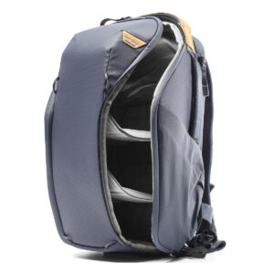 Peak-Design-Everyday-Backpack-Zip-15L-midnight-4 Peak Design Everyday Backpack Zip 15L - Midnight -repussa on tyylikäs harmaa muotoilu, jossa on pieni ruskehtava laastari yläosassa, osittain avoin vetoketju sivussa ja järjestäytyneet lokerot näkyvissä sisäpuolella.