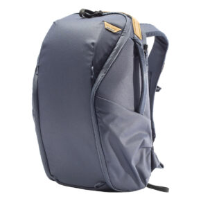 Peak-Design-Everyday-Backpack-Zip-20L-midnight-1 Peak Design Everyday Backpack Zip 20L -kamerareppu, tummansininen, sisältää pehmustetut olkahihnat, yläkahvan, sivutaskun ja ruskehtavan nahkaisen korostuksen vetoketjun kohdalla, ja se on kuvattu pystyasennossa valkoisella pohjalla.
