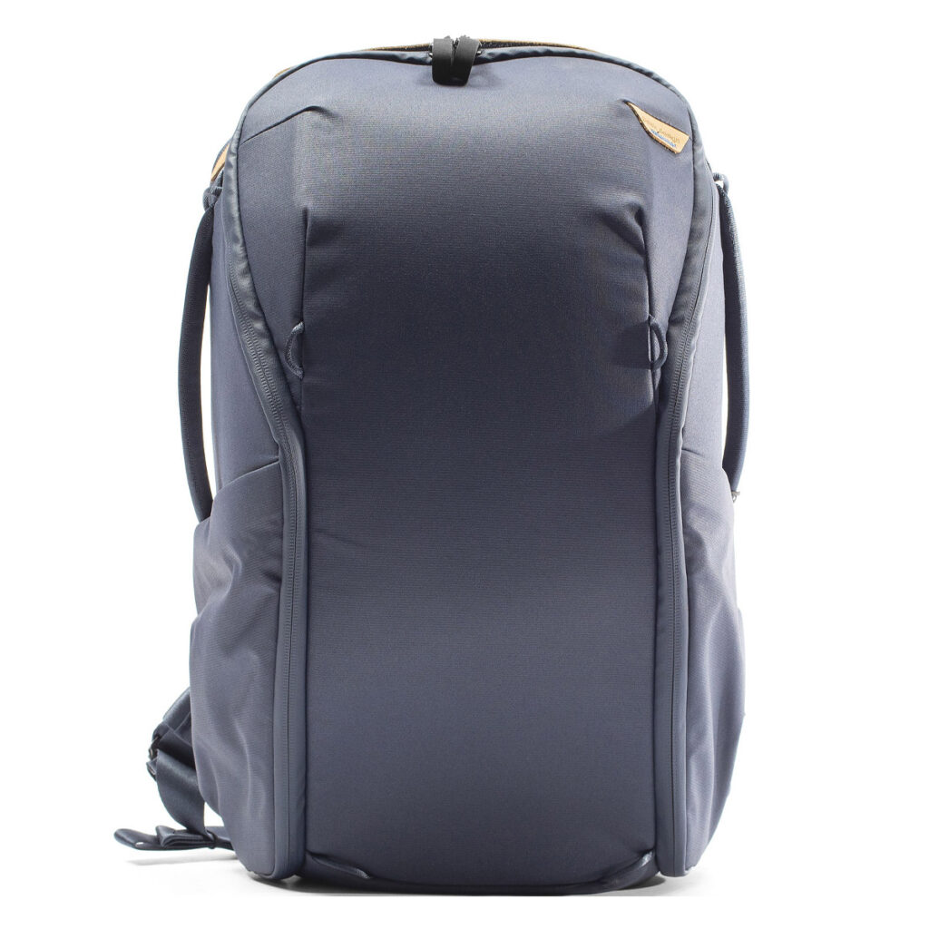 Peak-Design-Everyday-Backpack-Zip-20L-midnight-2 Peak Design Everyday Backpack Zip 20L -kamerareppu tummansinisellä värillä, jossa on kaarevat linjat, sivutaskut ja kantokahva ylhäällä, kuvassa pystyasennossa valkoista taustaa vasten.