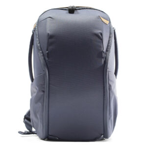 Peak-Design-Everyday-Backpack-Zip-20L-midnight-2 Peak Design Everyday Backpack Zip 20L -kamerareppu tummansinisellä värillä, jossa on kaarevat linjat, sivutaskut ja kantokahva ylhäällä, kuvassa pystyasennossa valkoista taustaa vasten.