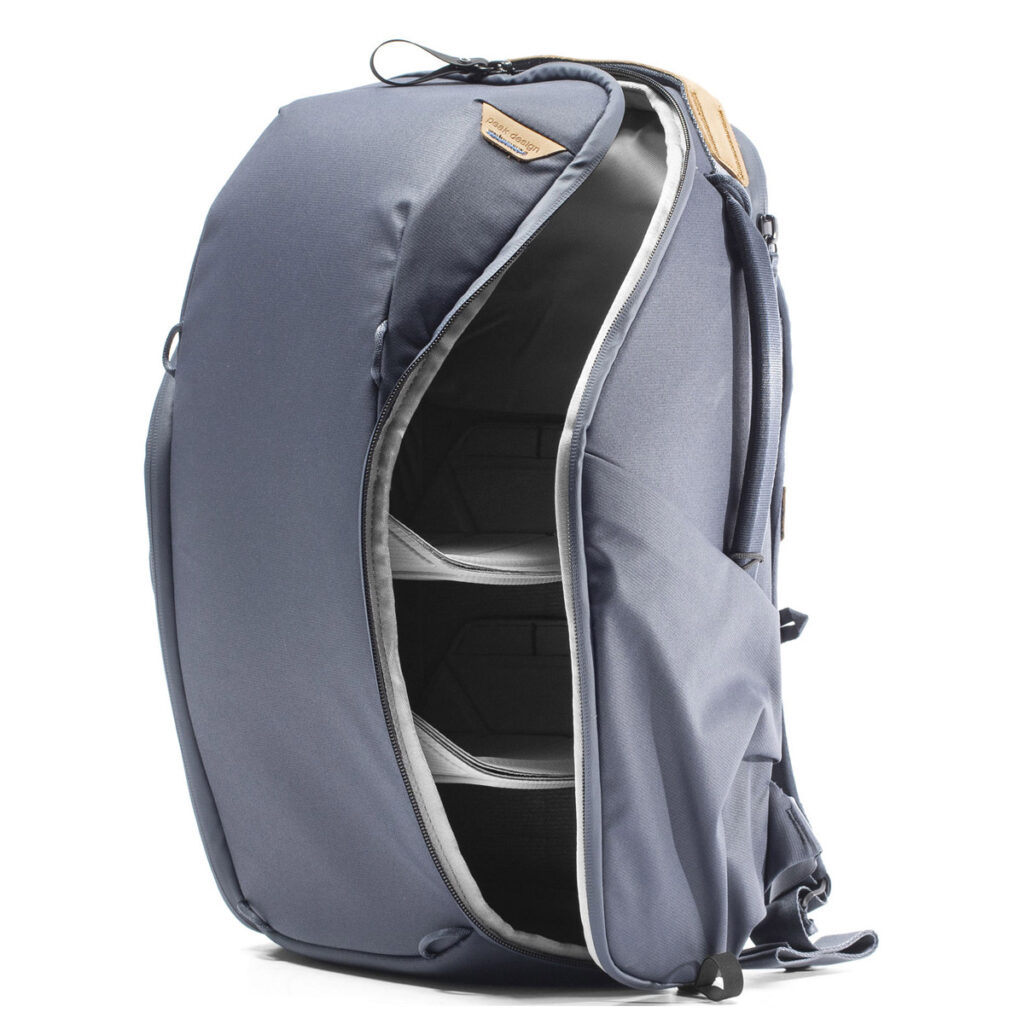 Peak-Design-Everyday-Backpack-Zip-20L-midnight-4 Peak Design Everyday Backpack Zip 20L -kamerareppu, tummansininen, on esitetty pystyssä, kun sen päälokero on avattu vetoketjulla, jolloin paljastuu useita sisäosioita ja pehmustetut väliseinät organisoitua säilytystä varten.