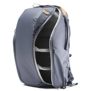 Peak-Design-Everyday-Backpack-Zip-20L-midnight-4 Peak Design Everyday Backpack Zip 20L -kamerareppu, tummansininen, on esitetty pystyssä, kun sen päälokero on avattu vetoketjulla, jolloin paljastuu useita sisäosioita ja pehmustetut väliseinät organisoitua säilytystä varten.