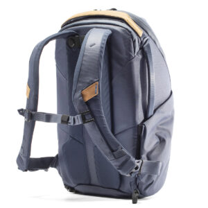 Peak-Design-Everyday-Backpack-Zip-20L-midnight-5 Peak Design Everyday Backpack Zip 20L -kamerareppu tummansinisellä värillä sisältää pehmustetut olkahihnat, rintahihnan, ruskehtavat korostukset ja modernin muotoilun, jossa on useita lokeroita ja vetoketjuja, kuvassa pystyasennossa valkoisella pohjalla.