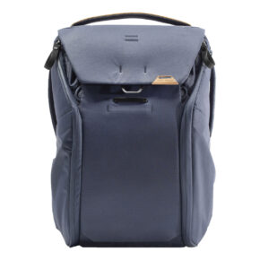 Peak-Design-Everyday-Backpack-v2-20l-midnight-1 Peak Design Everyday Backpack v2 20L -kamerareppu laivastonsinisellä värillä, jossa on valkoinen taustaa vasten kuvattuna yläläppä, vetoketjulliset etutaskut, pieni tunniste ja tukeva yläkahva.