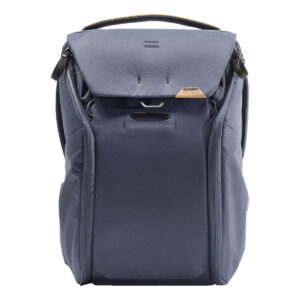 Peak-Design-Everyday-Backpack-v2-20l-midnight-1 Peak Design Everyday Backpack v2 20L -kamerareppu laivastonsinisellä värillä, jossa on valkoinen taustaa vasten kuvattuna yläläppä, vetoketjulliset etutaskut, pieni tunniste ja tukeva yläkahva.