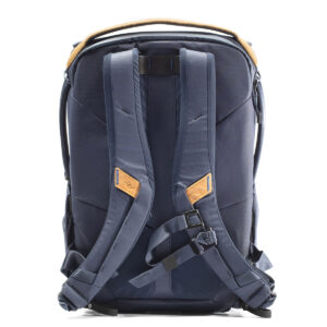 Peak-Design-Everyday-Backpack-v2-20l-midnight-2 Peak Design Everyday Backpack v2 20L -kamerareppu tummansinisessä on kuvattu takaa valkoista taustaa vasten, ja siinä on pehmustetut olkahihnat, ruskehtavat aksenttilaput ja useita säätösolkia.