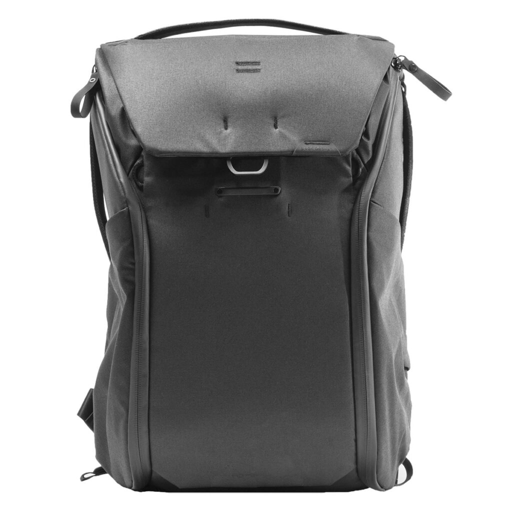 Peak-Design-Everyday-Backpack-v2-30l-black-01 Peak Design Everyday Backpack v2 30L -kamerareppu, musta on tyylikäs musta reppu, jossa on strukturoitu muoto, yläkahva, yläläppä, etusolki ja useita vetoketjuja - täydellinen matkoille tai päivittäiseen käyttöön.