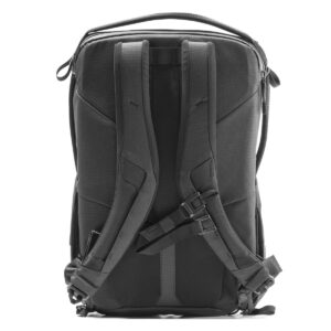 Peak-Design-Everyday-Backpack-v2-30l-black-02 Peak Design Everyday Backpack v2 30L -kamerareppu, musta, näkyy selästä pehmustetuilla olkahihnoilla, säädettävällä rintahihnalla, tukevalla yläkahvalla ja vahvistetuilla ompeleilla kestävyyden takaamiseksi tyylikkäässä modernissa muotoilussa.