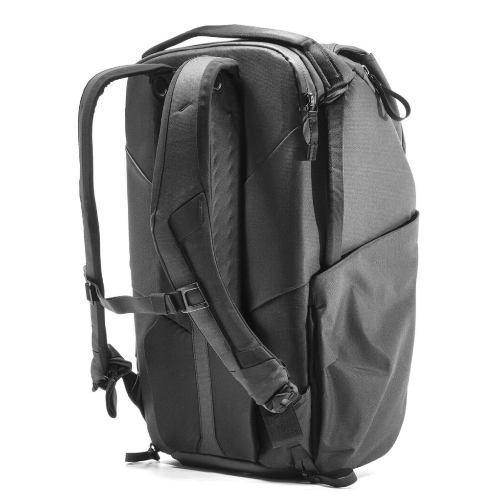 Peak-Design-Everyday-Backpack-v2-30l-black-03 Peak Design Everyday Backpack v2 30L -kamerareppu mustana sisältää pehmustetut olkahihnat, sivukahvan, sivutaskut ja virtaviivaisen muotoilun, joka on esitetty pystyssä valkoista taustaa vasten.