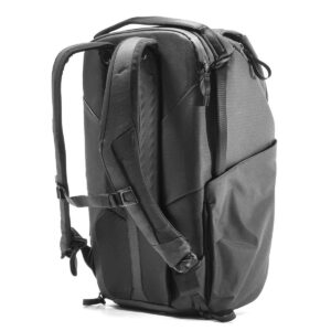 Peak-Design-Everyday-Backpack-v2-30l-black-03 Peak Design Everyday Backpack v2 30L -kamerareppu mustana sisältää pehmustetut olkahihnat, sivukahvan, sivutaskut ja virtaviivaisen muotoilun, joka on esitetty pystyssä valkoista taustaa vasten.