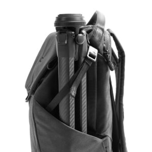 Peak-Design-Everyday-Backpack-v2-30l-black-07 Peak Design Everyday Backpack v2 30L -kamerareppu, musta, on kuvassa sivutasku, jossa on kompakti mustan ja hopeanvärinen kolmijalka, joka on kiinnitetty hihnalla, valkoista taustaa vasten.