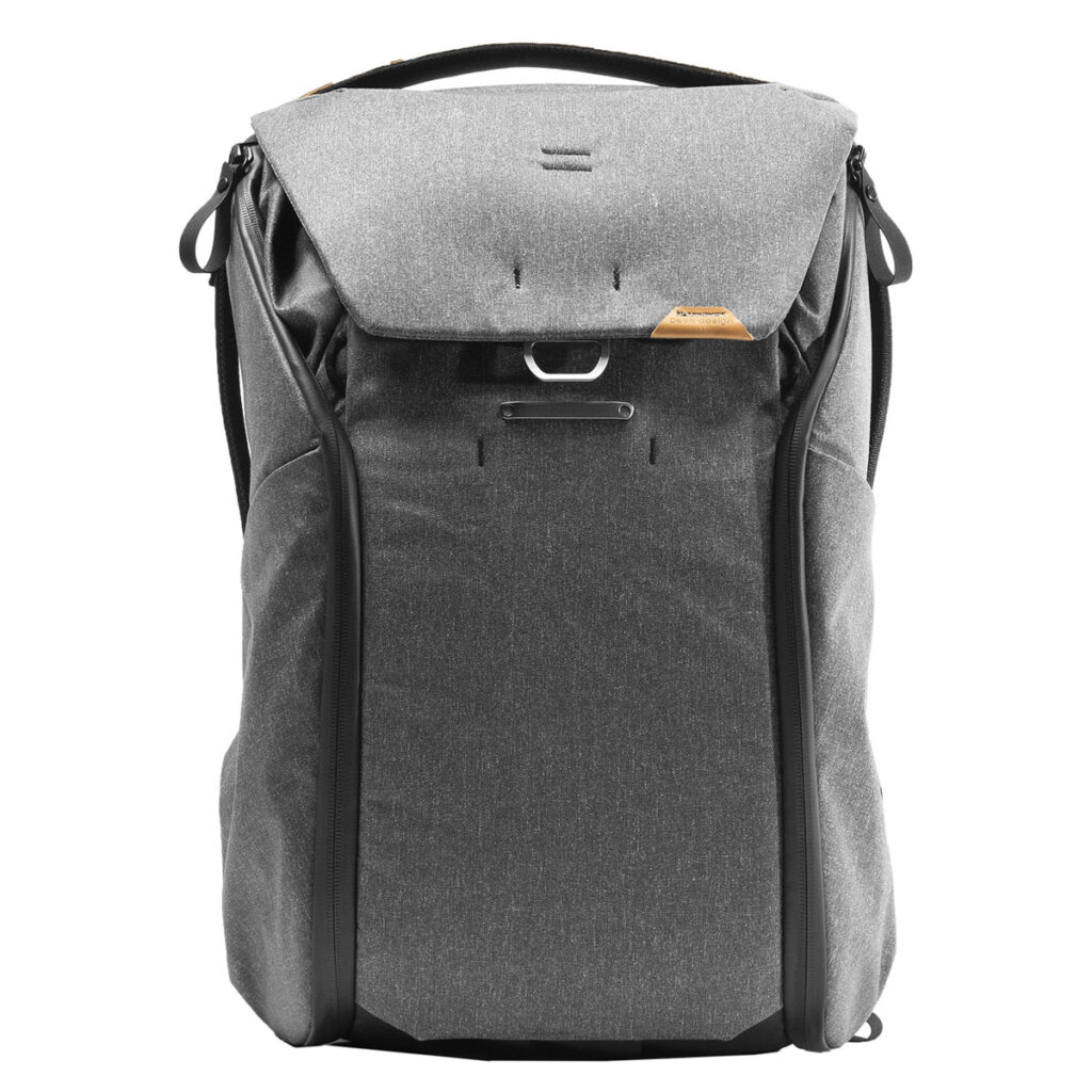 Peak-Design-Everyday-Backpack-v2-30l-charcoal-1 Peak Design Everyday Backpack v2 30L -kamerareppu tummanharmaassa on jäsennelty, moderni muotoilu, jossa on yläkahva, mustat sivuvetoketjut, läppäsuljenta ruskehtavilla korostusvälilehdillä ja tyylikäs, minimalistinen ilme.