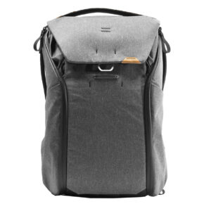 Peak-Design-Everyday-Backpack-v2-30l-charcoal-1 Peak Design Everyday Backpack v2 30L -kamerareppu tummanharmaassa on jäsennelty, moderni muotoilu, jossa on yläkahva, mustat sivuvetoketjut, läppäsuljenta ruskehtavilla korostusvälilehdillä ja tyylikäs, minimalistinen ilme.