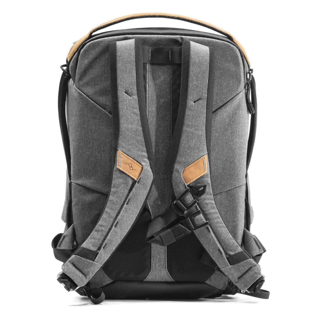 Peak-Design-Everyday-Backpack-v2-30l-charcoal-2 Peak Design Everyday Backpack v2 30L -kamerareppu tummanharmaassa näkyy takaa, ja siinä on pehmustetut olkahihnat, joissa on ruskehtavat korostukset, ylhäältä kannettava kahva, säädettävät soljet ja strukturoidut vahvistetut tikkaukset.
