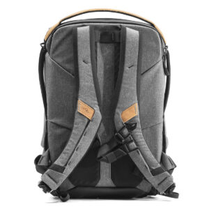 Peak-Design-Everyday-Backpack-v2-30l-charcoal-2 Peak Design Everyday Backpack v2 30L -kamerareppu tummanharmaassa näkyy takaa, ja siinä on pehmustetut olkahihnat, joissa on ruskehtavat korostukset, ylhäältä kannettava kahva, säädettävät soljet ja strukturoidut vahvistetut tikkaukset.