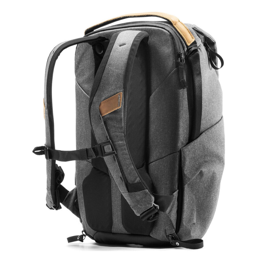 Peak-Design-Everyday-Backpack-v2-30l-charcoal-3 Tummanharmaassa Peak Design Everyday Backpack v2 30L -kamerareppu sisältää pehmustetut olkahihnat, rintahihnan ja nahkakoristeisen kahvan, joka on esillä pystyasennossa valkoisella pohjalla.