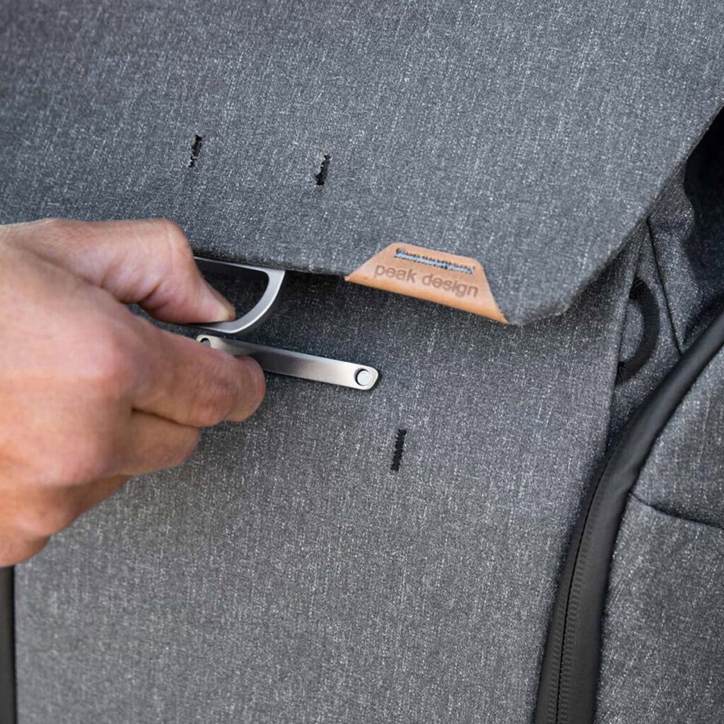 Peak-Design-Everyday-Backpack-v2-30l-charcoal-5 Käsi säätää tummanharmaa Peak Design Everyday Backpack v2 30L -kamerareppu metallisalpaa, joka kiinnittää läpän kiinni.