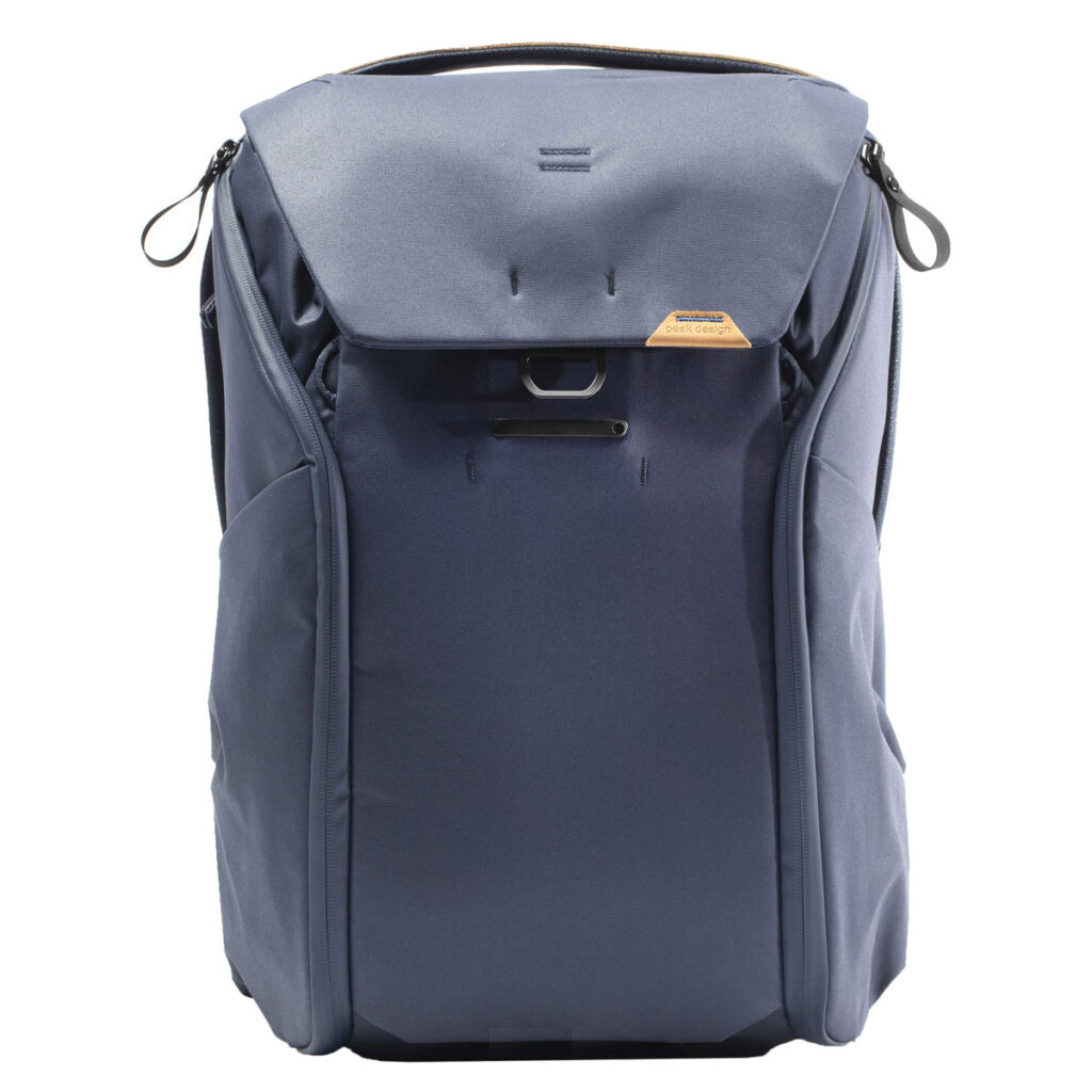 Peak-Design-Everyday-Backpack-v2-30l-midnight-1 Peak Design Everyday Backpack v2 30L -kamerareppu tummansinisessä värissä on jäsennelty, kulmikas muotoilu, jossa on läppäsuljenta, sivutaskut, pieni suorakulmainen ruskehtava aksenttitarra edessä ja metallikoukku.