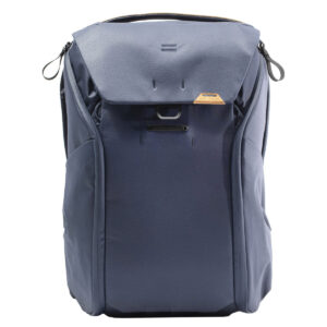 Peak-Design-Everyday-Backpack-v2-30l-midnight-1 Peak Design Everyday Backpack v2 30L -kamerareppu tummansinisessä värissä on jäsennelty, kulmikas muotoilu, jossa on läppäsuljenta, sivutaskut, pieni suorakulmainen ruskehtava aksenttitarra edessä ja metallikoukku.