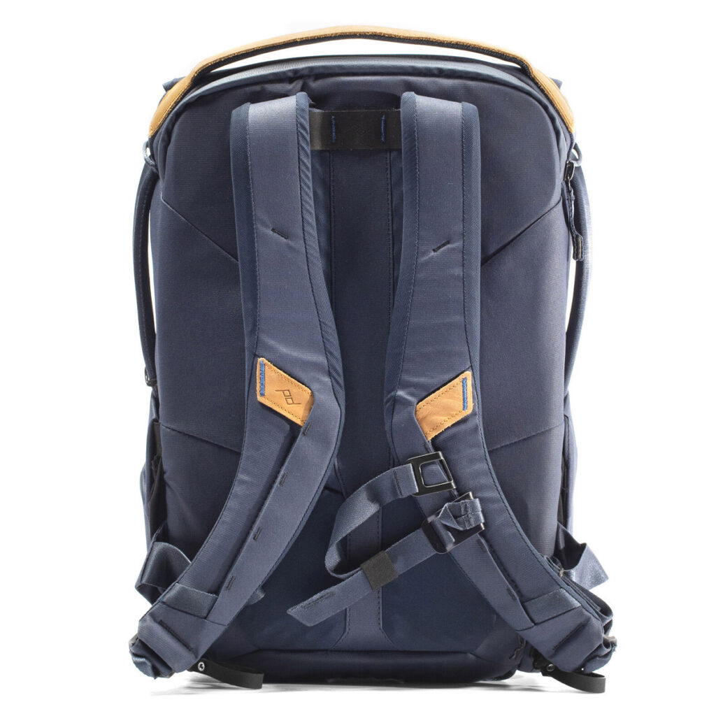 Peak-Design-Everyday-Backpack-v2-30l-midnight-2 Peak Design Everyday Backpack v2 30L -kamerareppu tummansinisessä näkyy takaa, ja siinä on pehmustetut olkahihnat, joissa on ruskehtavat aksenttiläiskät, säädettävät soljet, yläkahva ja jäsennelty moderni muotoilu.