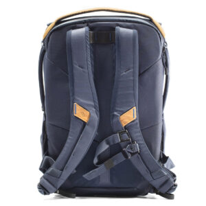 Peak-Design-Everyday-Backpack-v2-30l-midnight-2 Peak Design Everyday Backpack v2 30L -kamerareppu tummansinisessä näkyy takaa, ja siinä on pehmustetut olkahihnat, joissa on ruskehtavat aksenttiläiskät, säädettävät soljet, yläkahva ja jäsennelty moderni muotoilu.