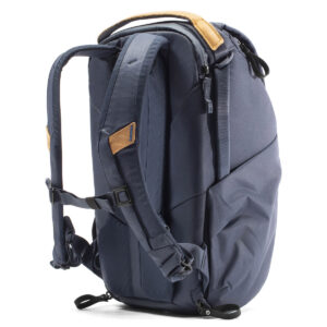 Peak-Design-Everyday-Backpack-v2-30l-midnight-3 Peak Design Everyday Backpack v2 30L -kamerareppu, tummansininen, jossa on pehmustetut olkahihnat, ruskehtavat nahka-aksentit ja useita vetoketjullisia lokeroita, kuvassa pystyssä vinossa valkoisella pohjalla.