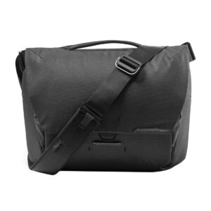 Peak-Design-Everyday-Messenger-13L-v2---Black-1 Mustassa Peak Design Everyday Messenger 13L V2 -laukussa on tyylikäs ja moderni muotoilu, jossa on leveä säädettävä olkahihna, yläkahva, etuläppäsuljenta ja kestävä kangasrakenne.