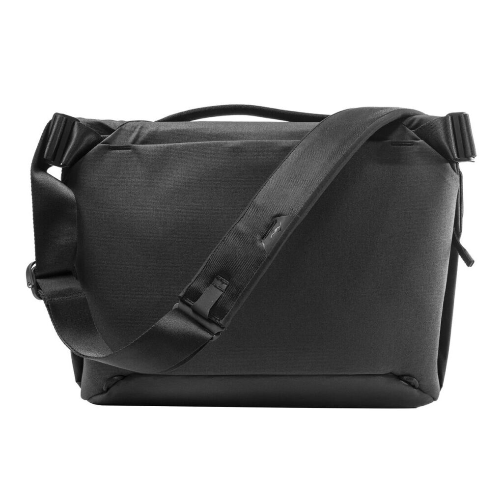 Peak-Design-Everyday-Messenger-13L-v2---Black-2 Peak Design Everyday Messenger 13L V2 mustana on tyylikäs laukku, jossa on minimalistinen muotoilu, selkeät linjat, leveä säädettävä olkahihna ja yläkahva.