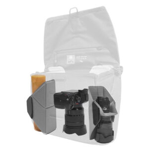 Peak-Design-Everyday-Messenger-13L-v2---Black-3 Peak Design Everyday Messenger 13L V2 - Black on esitetty avattuna harmailla pehmustetuilla väliseinillä, ja siinä on kamera, johon on kiinnitetty objektiivi, ylimääräinen objektiivi ja oranssi lieriömäinen esine. Laukku ja sen väliseinät ovat harmaat.