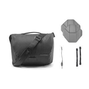 Peak-Design-Everyday-Messenger-13L-v2---Black-5 Peak Design Everyday Messenger 13L V2 mustana on esitetty kahdella kuusikulmaisella insertillä, pienellä hihnalla, jossa on klipsi, ja kahdella lyhyellä mustalla hihnalla, jotka kaikki on sijoitettu valkoiselle taustalle.