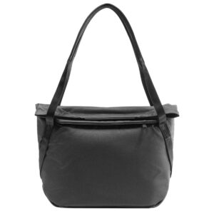 Peak-Design-Everyday-Tote-15l-black-1 Mustassa Peak Design Everyday Tote 15L v2 -laukussa on pitkät olkahihnat, vetoketjullinen etutasku, tyylikäs moderni muotoilu ja sileä kangas. Kuvassa valkoista taustaa vasten.