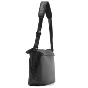 Peak-Design-Everyday-Tote-15l-black-2 Peak Design Everyday Tote 15L v2 mustana, jossa on suorakulmainen muoto, säädettävä olkahihna ja läppäsuljenta, on esillä pystyasennossa valkoista taustaa vasten.