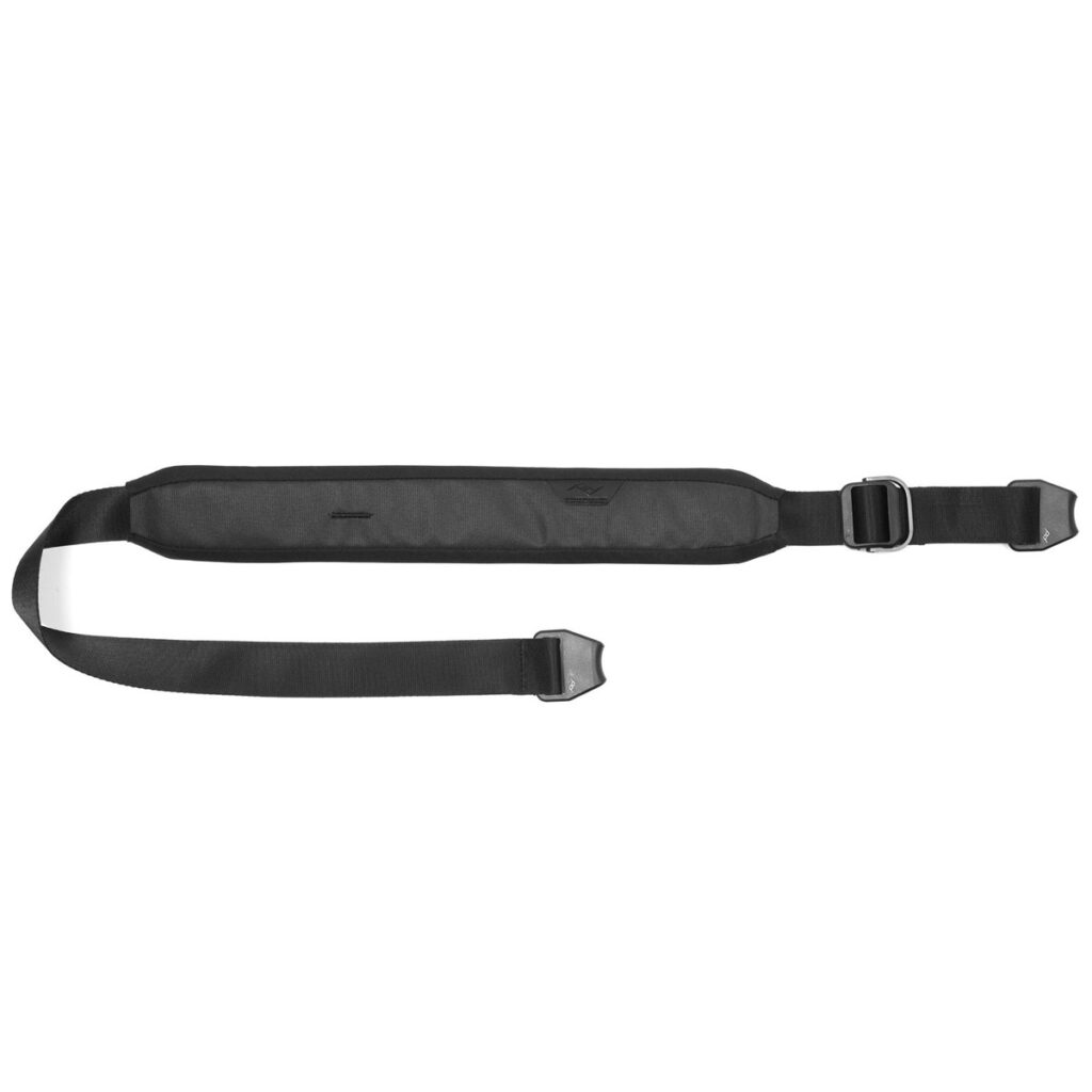 Peak-Design-Everyday-Tote-15l-black-4 Mustassa Peak Design Everyday Tote 15L v2 -laukussa on säädettävä olkahihna, jossa on pehmustettu keskiosa ja muovisoljet molemmissa päissä.