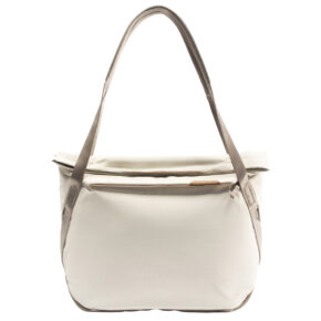 Peak-Design-Everyday-Tote-15l-bone-1 Peak Design Everyday Tote 15L v2 Bone -mallissa on vaaleanruskeat hihnat, vetoketjullinen etutasku ja tilava päälokero. Sen yksinkertainen, moderni muotoilu erottuu valkoista taustaa vasten.