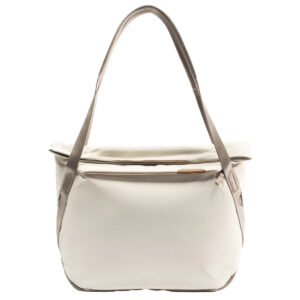 Peak-Design-Everyday-Tote-15l-bone-1 Peak Design Everyday Tote 15L v2 Bone -mallissa on vaaleanruskeat hihnat, vetoketjullinen etutasku ja tilava päälokero. Sen yksinkertainen, moderni muotoilu erottuu valkoista taustaa vasten.