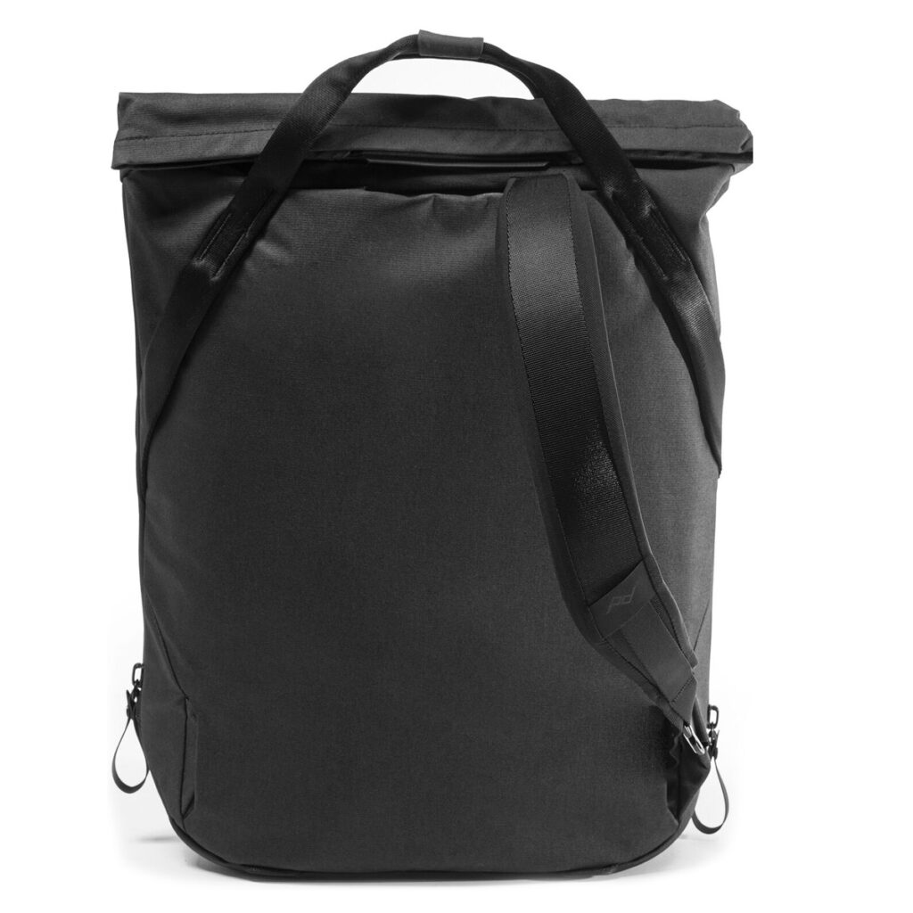 Peak-Design-Everyday-Totepack-20l-black-2 Peak Design Everyday Totepack 20L v2 mustana on minimalistinen, suorakulmainen laukku, jossa on rullakorkki, kaksi kahvaa, säädettävä olkahihna, selkeät linjat ja ei näkyviä logoja tai ulkoisia taskuja.