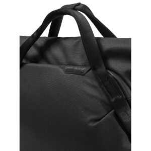 Peak-Design-Everyday-Totepack-20l-black-4 Lähikuvassa Peak Design Everyday Totepack 20L v2 mustassa värissä, jossa korostuvat sen kestävä kangas, pehmustetut kahvat ja Peak Designin logomerkki yläosan lähellä.